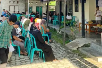 Waket DPRD Sulteng Aristan (kanan) berdialog dengan warga saat melakukan Kundapil di Kelurahan Tatura Utara Palu, MInggu (5/10/2025). (© dok. pribadi)