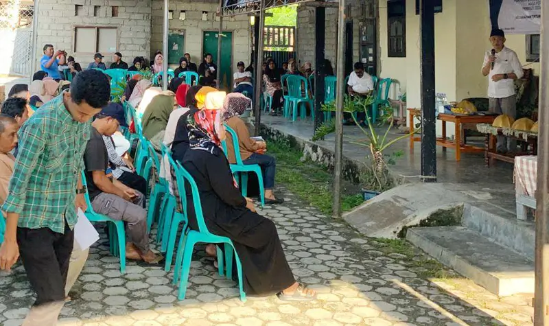 Waket DPRD Sulteng Aristan (kanan) berdialog dengan warga saat melakukan Kundapil di Kelurahan Tatura Utara Palu, MInggu (5/10/2025). (© dok. pribadi)