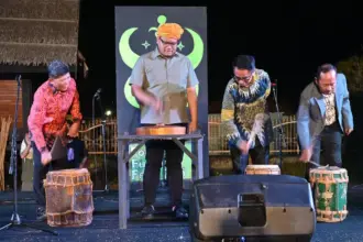 Wakil Ketua MPR RI Abcandra Muhammad Akbar Supratman (kedua kiri) bersama Kadis Kebudayaan Sulteng Andi Kamal Lembah (kanan), Kadis Pendidikan Kota Palu hardi, dan Kasat Buinmas Polresta Palu menabuh gimba menandai pembukaan Folklore Fusion Fest & Art 2025 di kawasan Cagar Budaya Bone Oge, Palu, Jumat (17/10/2025)) malam. (© bmzIMAGSE/Basri Marzuki)