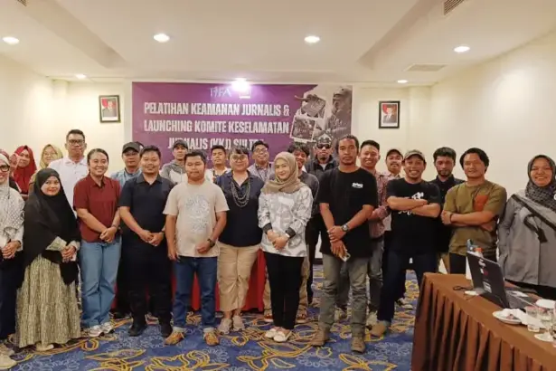 Foto bersama usai pembentuka Komite Keselamatan Jurnalis di Kendari, Kamis (24/10/2025). (©KKJ)