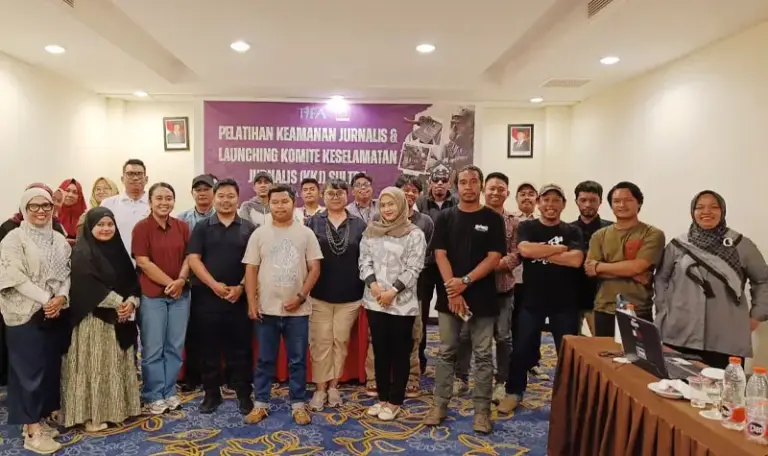 Foto bersama usai pembentuka Komite Keselamatan Jurnalis di Kendari, Kamis (24/10/2025). (©KKJ)