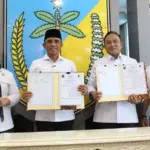 Gubernur Sulteng Anwar Hafid bersama Kakanwil Kemenkum Sulteng Rakhmat Renaldy menunjukkan Surat Instruksi pembentukan Posbankum di Palu, Rabu (1/10/2025). (© Humas Kemenkum Sulteng)