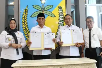 Gubernur Sulteng Anwar Hafid bersama Kakanwil Kemenkum Sulteng Rakhmat Renaldy menunjukkan Surat Instruksi pembentukan Posbankum di Palu, Rabu (1/10/2025). (© Humas Kemenkum Sulteng)