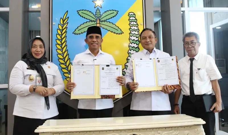 Gubernur Sulteng Anwar Hafid bersama Kakanwil Kemenkum Sulteng Rakhmat Renaldy menunjukkan Surat Instruksi pembentukan Posbankum di Palu, Rabu (1/10/2025). (© Humas Kemenkum Sulteng)