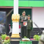 Kasdam XXIII/Palaka Wira Brigjen TNI Agus Sasmita membacakan amanat Panglima TNI pada upacara peringatan HUT ke-80 TNI di Makodam XXIII/Palaka Wira, Minggu (5/10/2025). (© Pendam23/pw)