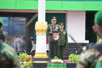 Kasdam XXIII/Palaka Wira Brigjen TNI Agus Sasmita membacakan amanat Panglima TNI pada upacara peringatan HUT ke-80 TNI di Makodam XXIII/Palaka Wira, Minggu (5/10/2025). (© Pendam23/pw)