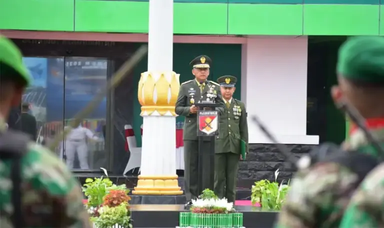 Kasdam XXIII/Palaka Wira Brigjen TNI Agus Sasmita membacakan amanat Panglima TNI pada upacara peringatan HUT ke-80 TNI di Makodam XXIII/Palaka Wira, Minggu (5/10/2025). (© Pendam23/pw)