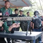 Pangdam XIII/Palaka Wira Mayjen TNI Jonathan Binsar Parluhutan Sianipar membidik sasaran pada Palaka Wira Milsim 24 Hour Balabirawa XI, Minggu (19/10/2025). (© Pendam 23/PW)