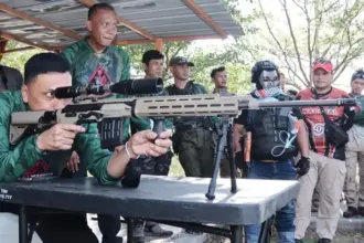 Pangdam XIII/Palaka Wira Mayjen TNI Jonathan Binsar Parluhutan Sianipar membidik sasaran pada Palaka Wira Milsim 24 Hour Balabirawa XI, Minggu (19/10/2025). (© Pendam 23/PW)