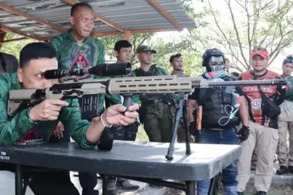 Pangdam XIII/Palaka Wira Mayjen TNI Jonathan Binsar Parluhutan Sianipar membidik sasaran pada Palaka Wira Milsim 24 Hour Balabirawa XI, Minggu (19/10/2025). (© Pendam 23/PW)