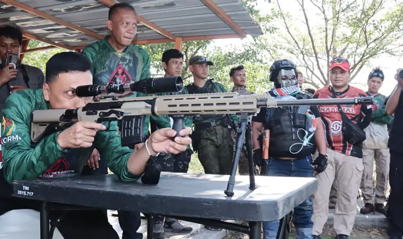 Pangdam XIII/Palaka Wira Mayjen TNI Jonathan Binsar Parluhutan Sianipar membidik sasaran pada Palaka Wira Milsim 24 Hour Balabirawa XI, Minggu (19/10/2025). (© Pendam 23/PW)