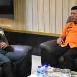Kasdam) XXIII/Palaka Wira, Brigjen TNI Agus Sasmita (kiri) berdialog dengan Inspektur Basarnas, Brigjen TNI I Nyoman Parwata di Makodam XXIII/Palaka Wira di Palu, Kamis (23/10/2025). (©Pendam/23)