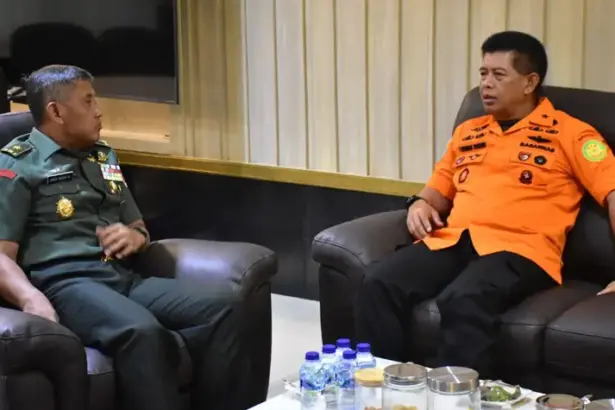 Kasdam) XXIII/Palaka Wira, Brigjen TNI Agus Sasmita (kiri) berdialog dengan Inspektur Basarnas, Brigjen TNI I Nyoman Parwata di Makodam XXIII/Palaka Wira di Palu, Kamis (23/10/2025). (©Pendam/23)