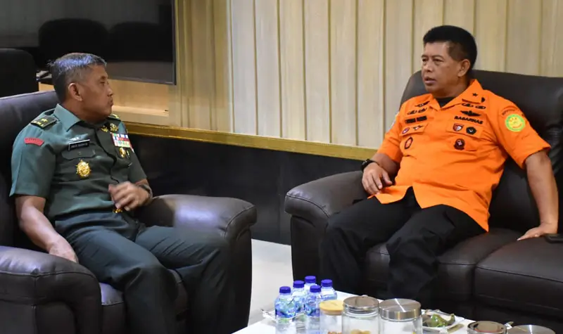 Kasdam) XXIII/Palaka Wira, Brigjen TNI Agus Sasmita (kiri) berdialog dengan Inspektur Basarnas, Brigjen TNI I Nyoman Parwata di Makodam XXIII/Palaka Wira di Palu, Kamis (23/10/2025). (©Pendam/23)