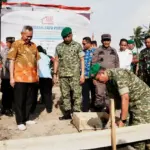 Danrem 132/Tadulako, Pangdam 23/Palaka Wira, dan Bupati Sigi meletakkan batu pertama menandai pembangunan gedung Koperasi Merah Putih di Desa Maku, Sigi, Jumat (17/10/2025). (© Penrem 132/Tdl)