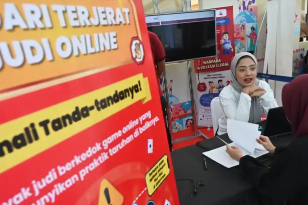 Petugas melayani pengunjung di stand OJK Sulteng pada pameran IJK dalam rangka puncak Bulan Inklusi Keuangan di PGM, Sabtu (25/10/2025). (©bmzIMAGES/basri marzuki)