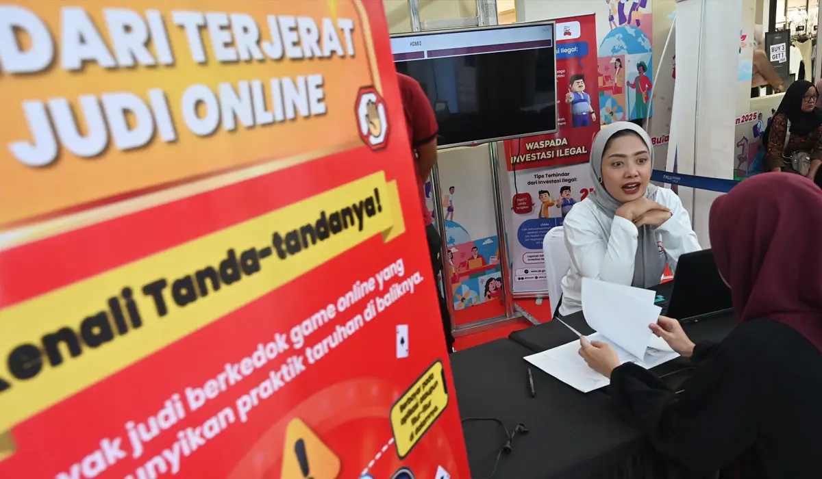 Petugas melayani pengunjung di stand OJK Sulteng pada pameran IJK dalam rangka puncak Bulan Inklusi Keuangan di PGM, Sabtu (25/10/2025). (©bmzIMAGES/basri marzuki)