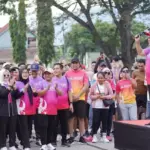 Plt Asisten Ekonomi dan Pembangunan Setda Kota Palu Rahmad Mustafa bersama Kepala OJK SUlteng Bonny Hardi Putra melepas peserta jalan sehat Bulan Inklusi Keuangan di LapanganVatulemo Palu, Sabtu (25/10/2025). (©Prokopim Setda Kota Palu/Jufri)