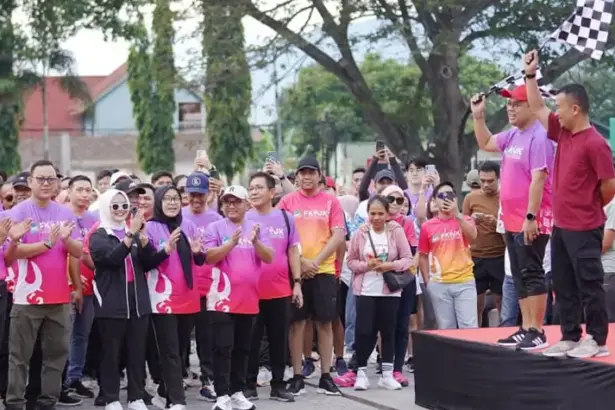 Plt Asisten Ekonomi dan Pembangunan Setda Kota Palu Rahmad Mustafa bersama Kepala OJK SUlteng Bonny Hardi Putra melepas peserta jalan sehat Bulan Inklusi Keuangan di LapanganVatulemo Palu, Sabtu (25/10/2025). (©Prokopim Setda Kota Palu/Jufri)