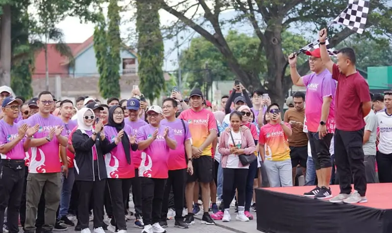 Plt Asisten Ekonomi dan Pembangunan Setda Kota Palu Rahmad Mustafa bersama Kepala OJK SUlteng Bonny Hardi Putra melepas peserta jalan sehat Bulan Inklusi Keuangan di LapanganVatulemo Palu, Sabtu (25/10/2025). (©Prokopim Setda Kota Palu/Jufri)