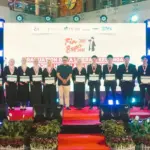 Penyerahan penghargaan pada puncak Bulan Inklusi Keuangan di Palu, Sabtu (25/10/2025). (©OJK Sulteng)