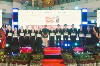 Penyerahan penghargaan pada puncak Bulan Inklusi Keuangan di Palu, Sabtu (25/10/2025). (©OJK Sulteng)