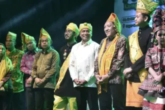 Pangdam XXIII/Palaka Wira, Mayjen TNI Jonathan Binsar Parluhutan Sianipar (tengah) pada pembukaan Posalia Kampung Lere 2025, Kamis (30/10/2025). (©Pendam 23)