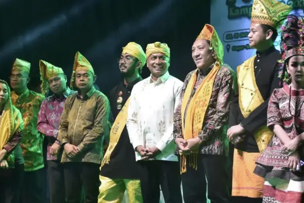 Pangdam XXIII/Palaka Wira, Mayjen TNI Jonathan Binsar Parluhutan Sianipar (tengah) pada pembukaan Posalia Kampung Lere 2025, Kamis (30/10/2025). (©Pendam 23)