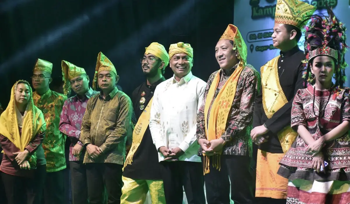 Pangdam XXIII/Palaka Wira, Mayjen TNI Jonathan Binsar Parluhutan Sianipar (tengah) pada pembukaan Posalia Kampung Lere 2025, Kamis (30/10/2025). (©Pendam 23)