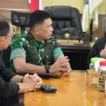 Wali Kota Palu Hadaianto Rasyid (kanan) berdialog dengan Pangdam XXIII/Palakwa Wira Mayjen TNI Jonathan Binsar Parluhutan Sianipar, Jumat (17/10/2025). (© Pendam 23/PW)