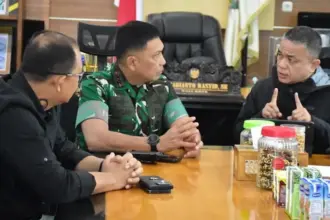 Wali Kota Palu Hadaianto Rasyid (kanan) berdialog dengan Pangdam XXIII/Palakwa Wira Mayjen TNI Jonathan Binsar Parluhutan Sianipar, Jumat (17/10/2025). (© Pendam 23/PW)