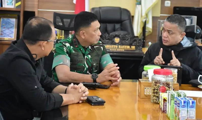 Wali Kota Palu Hadaianto Rasyid (kanan) berdialog dengan Pangdam XXIII/Palakwa Wira Mayjen TNI Jonathan Binsar Parluhutan Sianipar, Jumat (17/10/2025). (© Pendam 23/PW)