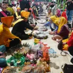 Santap bersama aneka makanan dan buah yang disajikan dalam festival 1000 Baki Salama Talise Valangguni, Kamis (16/10/2025) malam. (© bmzIMAGES/Basri Marzuki)