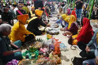 Santap bersama aneka makanan dan buah yang disajikan dalam festival 1000 Baki Salama Talise Valangguni, Kamis (16/10/2025) malam. (© bmzIMAGES/Basri Marzuki)