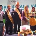 Wawali Imelda Liliana memukul gong menandai pembukaan Festival 1000 Baki Salama Talise Valangguni, Kamis (16/10/2025) malam. (© bmzIMAGES/Basri Marzuki)