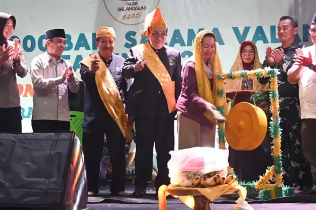 Wawali Imelda Liliana memukul gong menandai pembukaan Festival 1000 Baki Salama Talise Valangguni, Kamis (16/10/2025) malam. (© bmzIMAGES/Basri Marzuki)