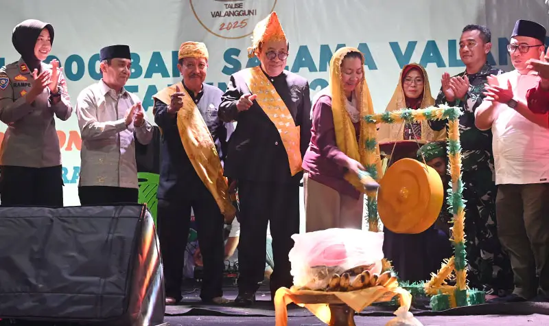 Wawali Imelda Liliana memukul gong menandai pembukaan Festival 1000 Baki Salama Talise Valangguni, Kamis (16/10/2025) malam. (© bmzIMAGES/Basri Marzuki)