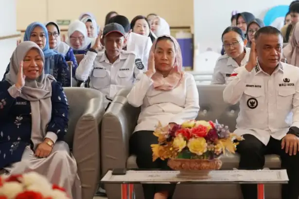 Wali kota Hadianto Rasyid dan Wakil Wali Kota Imelda Liliana Mihidin pad apersemian Poliklik SOre Eksekutif di RSUD Anutapura Palu, Rabu (15/10/2025). (© Prokopim Setda Kota Palu/Iwan)
