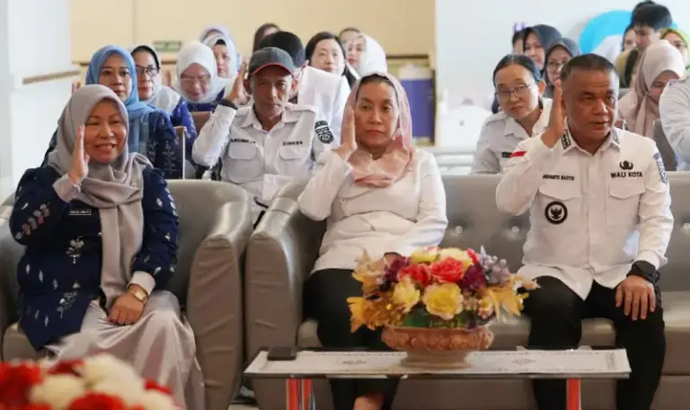 Wali kota Hadianto Rasyid dan Wakil Wali Kota Imelda Liliana Mihidin pad apersemian Poliklik SOre Eksekutif di RSUD Anutapura Palu, Rabu (15/10/2025). (© Prokopim Setda Kota Palu/Iwan)