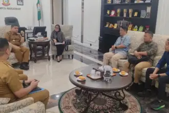 Sekkot Palu Irmayanti bersama rombongan saat diterima Wali Kota Makassar Munafri Arifuddin di Makssar, Senin (6/10/2025). (© Humas Pemkot Palu)
