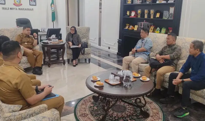 Sekkot Palu Irmayanti bersama rombongan saat diterima Wali Kota Makassar Munafri Arifuddin di Makssar, Senin (6/10/2025). (© Humas Pemkot Palu)