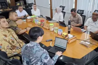 Wali Kota Hadianto Rasyid bersama Wakil Wali Kota Imleda dan Sekkot Irmayanti berdialog dengan perwakilan peemerintah Jepang tentang kerjasama Biogas di Palu, Juamt (3/10/2025). (© Prokopim Setda Kota Palu/Jufri)