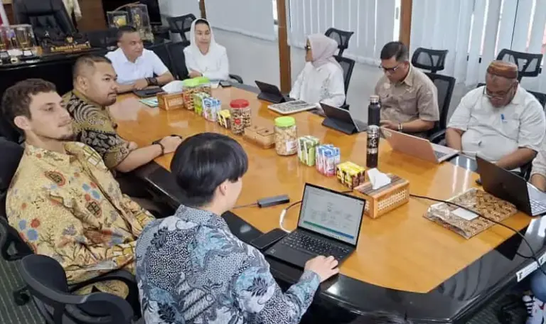 Wali Kota Hadianto Rasyid bersama Wakil Wali Kota Imleda dan Sekkot Irmayanti berdialog dengan perwakilan peemerintah Jepang tentang kerjasama Biogas di Palu, Juamt (3/10/2025). (© Prokopim Setda Kota Palu/Jufri)