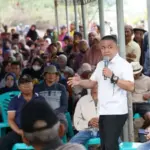 Wali Kota Hadianto pada syukuran bersama warga Kelurahan Tondo di ruang terbuka setempat, Minggu (5/10/2025). (© Prokopim Setda Kota Palu/Jufri)