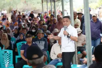 Wali Kota Hadianto pada syukuran bersama warga Kelurahan Tondo di ruang terbuka setempat, Minggu (5/10/2025). (© Prokopim Setda Kota Palu/Jufri)