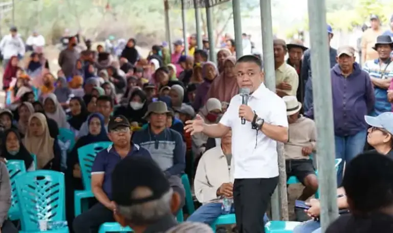 Wali Kota Hadianto pada syukuran bersama warga Kelurahan Tondo di ruang terbuka setempat, Minggu (5/10/2025). (© Prokopim Setda Kota Palu/Jufri)