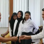 Wali Kota Hadianto melepas tujuh warga yang akan mengikuti Diklat budaya di Jepang, Selasa (14/10/2025). (© Prokopim Setda Kota Palu/Jufri)