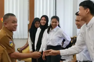 Wali Kota Hadianto melepas tujuh warga yang akan mengikuti Diklat budaya di Jepang, Selasa (14/10/2025). (© Prokopim Setda Kota Palu/Jufri)