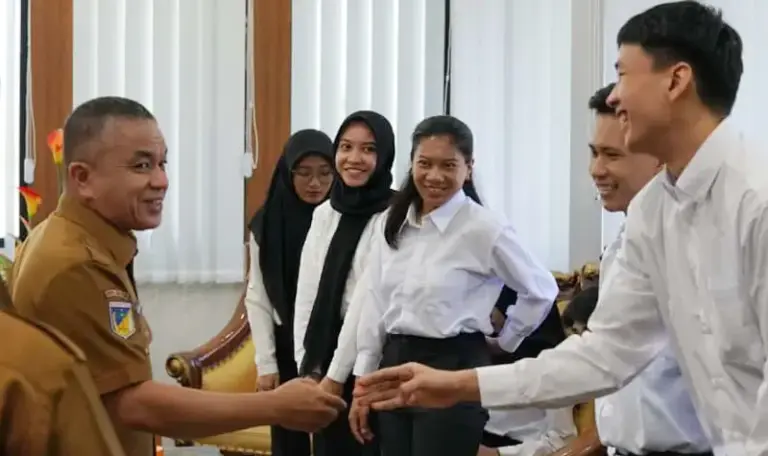 Wali Kota Hadianto melepas tujuh warga yang akan mengikuti Diklat budaya di Jepang, Selasa (14/10/2025). (© Prokopim Setda Kota Palu/Jufri)