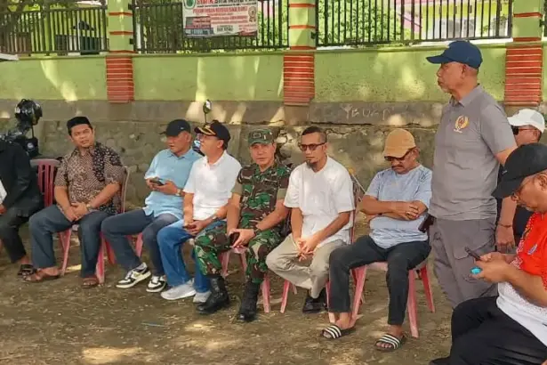 Asisten Pemerintahan dan Kesra Sekda Kota Palu Usman saat meninjau salah satu titik lokasi MTQ XXVIII di Ulujadi, Jumat (10/10/2025). (© Prokopim Setd aKota Palu/Iwan)